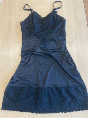 VANITY FAIR Black Lace-Trim Slip Dress 36